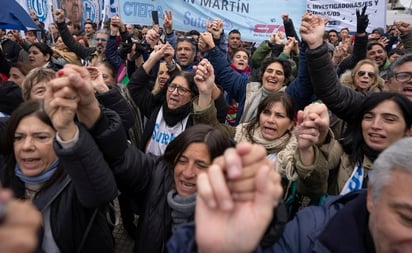 Marcha de abuelas y madres de plaza de mayo contra despidos en Argentina: Las Abuelas pidieron a través de la lectura de un documento poder continuar reclamando por los nietos apropiados