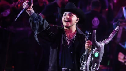 A Christian Nodal no le interesa aclarar rumores: 'vivo muy feliz'