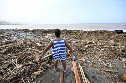 Huracanes : 400 mil personas no tienen acceso a agua potable y 40% de la población no tiene electricidad  