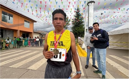 Rarámuri Onorio Tomás gana maratón de 10 km en Guachochi 2024