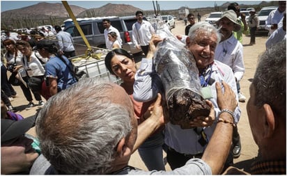 AMLO: AMLO recibió un venado tallado en la madera conocida como “palofierro” y afirmó que se lo llevará a Palenque