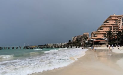 Huracanes: Se mantienen alertas de huracán para la costa sur y norte de Texas