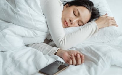 Salud : Un estudio ha dado a conocer los efectos de dormir cerca de tu celular para tu salud.