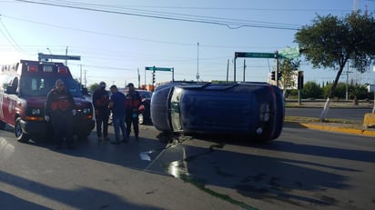 Choque con volcadura causa daños materiales