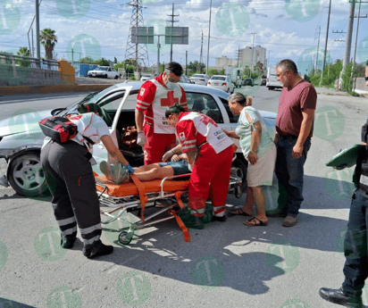 Policiaca : Socorristas de Cruz Roja se movilizaron para auxiliar a la joven mujer.