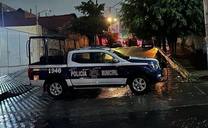 Estados: Sobre la calle estaban parados cinco personas, tres mujeres y dos hombres.