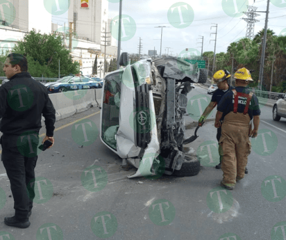 Policiaca : La camioneta chocó contra tres muros de concreto antes de volcarse sobre su costado derecho.