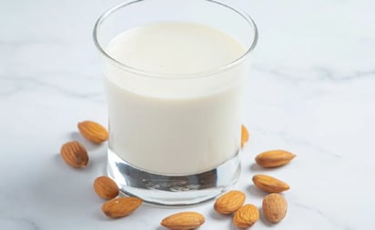 NUTRICIÓN: Se elabora a partir de ingredientes como almendras, avena, coco o soya, mezclados con agua y colados