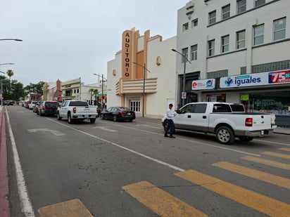 Conflictos en la fila del puente: Paisanos contravienen la ley