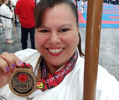 Monclova: Mirna Yadira Pérez Martínez conquista el primer lugar en el Mundial de WUKF Kobudo en Monterrey