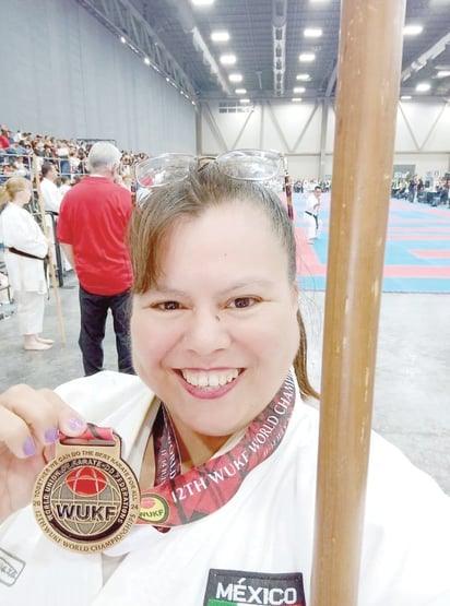 karate: La maestra regresará a la ciudad el lunes con su trofeo.