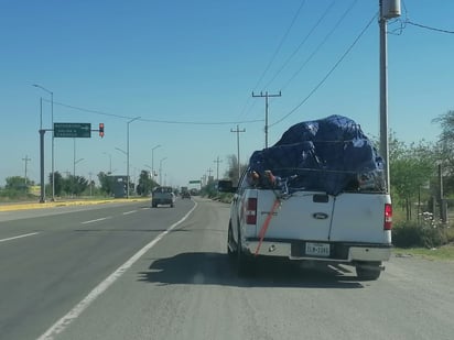 Paisanos cruzan por Monclova hacia el centro y sur 