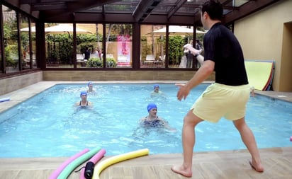 Gimnasia en el agua para mantener a flote el corazón femenino