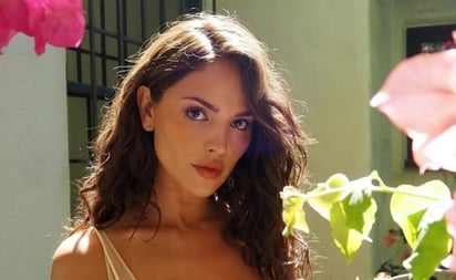 Moda: Eiza González vuelve a capturar todas las miradas con un elegante vestido rojo satinado