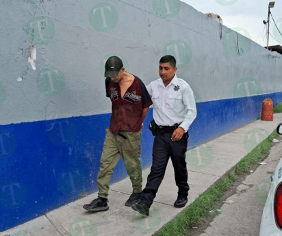 Policiaca : Los vecinos, alarmados por el maltrato que el sujeto estaba infligiendo a su pareja, alertaron a la policía.