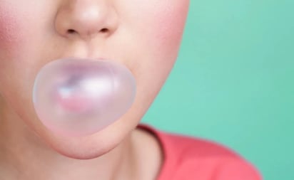 SALUD: La idea de que un chicle puede permanecer en el cuerpo durante siete años es un mito