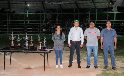 Allende: El alcalde José de Jesús Díaz Gutiérrez encabezó la entrega de trofeos a los campeones