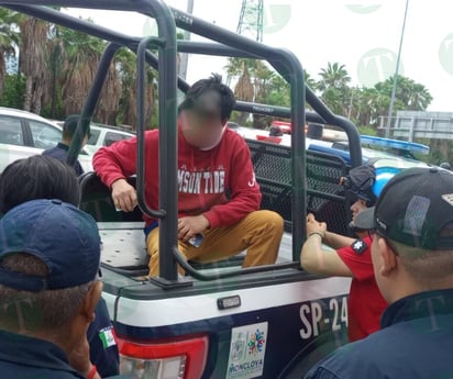 Policiaca : Testigos mencionaron que el hombre volteaba repetidamente hacia el precipicio, dando la impresión de querer tirarse.