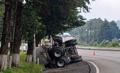 Volcadura de pipa en la carretera México-Toluca mantiene cerrada la circulación