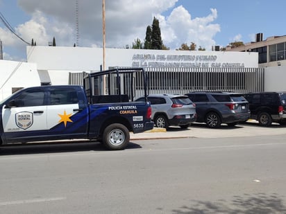 Policiaca : Dos hombres y una mujer fueron capturados transportando la droga en un automóvil Nissan