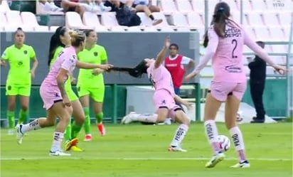 Liga MX Femenil: La delantera del FC Juárez respondió a una agresión de Lixy Rodríguez, jugadora del León, pero solo ella vio la tarjeta roja