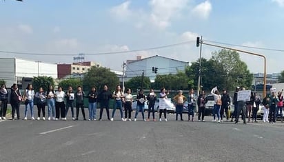 Edomex : Un grupo de familiares y amigos de la mujer desaparecida bloquearon la avenida Sor Juana