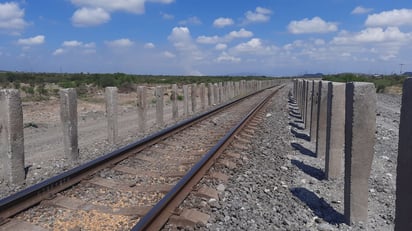 Ferromex : La barrera consiste en durmientes de concreto instalados a manera de barda