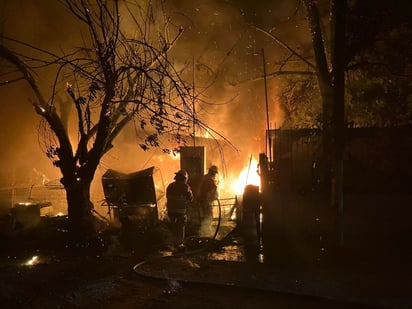 Fuego consume por completo una casa en Vista Hermosa