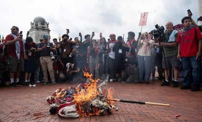 Washington: Manifestantes propalestinos quemaron una bandera estadounidense frente a la estación de tren Union Station