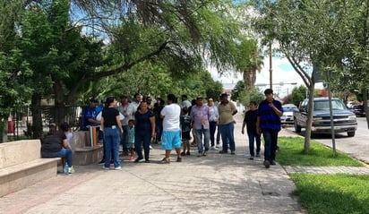 REGION: El grupo de personas se congregó primero en la plaza principal, luego pacíficamente se trasladaron a la Presidencia Municipal