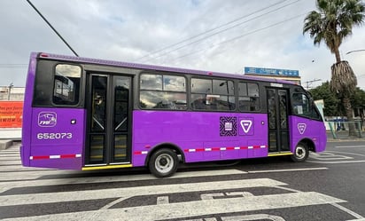 Autobús de transporte público choca con poste de luz en Iztapalapa