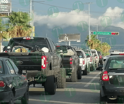 En caravana viajan paisanos en su cruce por la ciudad