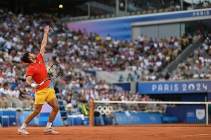 DEPORTES: El español Carlos Alcaraz sirve al holandés Tallon Griekspoor durante su partido de tenis 