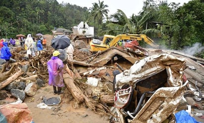 India: Los equipos de emergencia pudieron rescatar a 250 personas que habían quedado bajo el lodo tras los deslizamientos de tierra