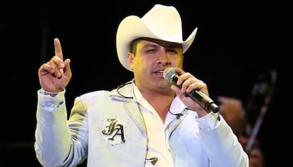 farándula: El cantante de regional mexicano se tomaba una foto con su seguidora cuando ocurrió lo inesperado