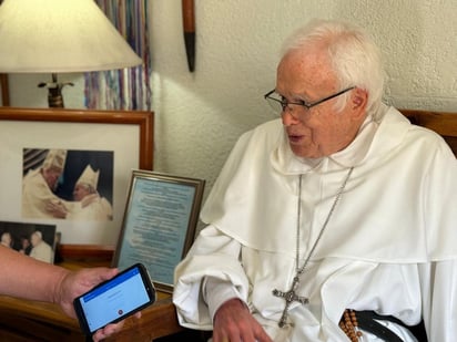 Obispo : El sacerdote de 79 años de edad debe levantarse a las tres y media de la madrugada.