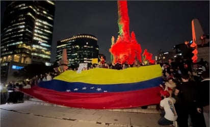 venezuela: En punto de las siete y media de esta noche, los manifestantes desplegaron una bandera gigante de Venezuela