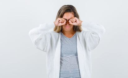 SALUD: El hábito de tallarse los ojos no es tan inofensivo como parece, te contamos que es el queratocono