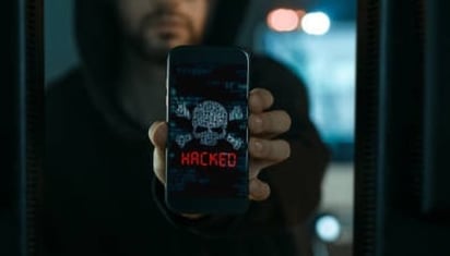 Tecnología: Este se introduce al celular de la víctima a través de aplicaciones de antivirus que a simple vista parecen legítimas.