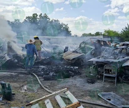 Incendio devasta yonke de auto partes Romo de ciudad Frontera