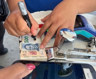 billetes falsos: Una despachadora en una gasolinera local, expuso que durante las dos últimas semanas se recibieron dos billetes falsos 