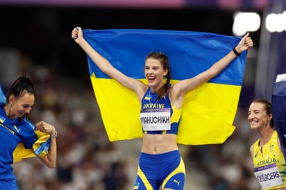 DEPORTES: La saltadora ucraniana Yaroslava Mahuchij celebra el oro en la Final de Salto de Altura en los Juegos Olímpicos de París 2024