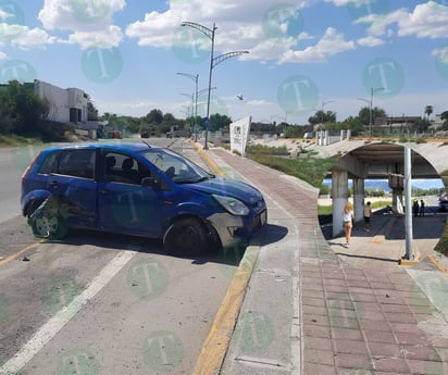 POLICIACA: El impacto fue suficiente para destrozar la parte lateral del vehículo, pero un arbotante impidió que cayeran al río Monclova