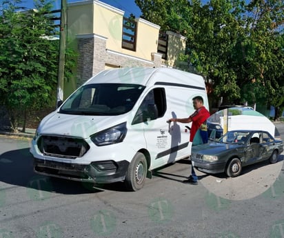 POLICIACA: Un accidente entre un Ford Transit y un Nissan Tsuru dejó a una mujer lesionada