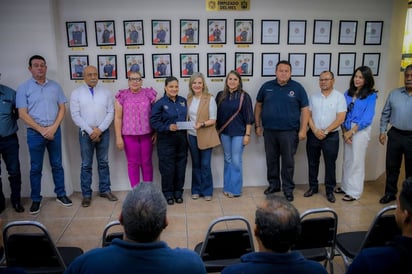 Bomberos son reconocidos por su labor en favor de la comunidad: Ambas recibieron medallas en el muro de la Gala de Honor y un estímulo económico de 5,000 pesos.