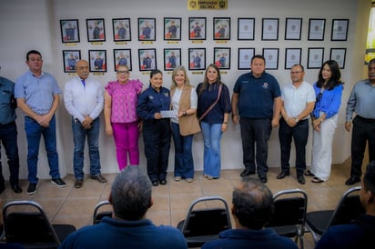 Bomberos son reconocidos por su labor en la comunidad