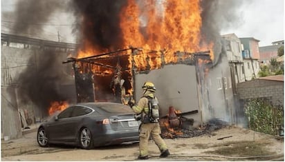 Tesla se incendia tras conectarlo a un poste de luz en Tijuana