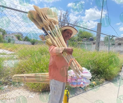 Monclova : Desde Cuatro Ciénegas, Sergio llega a la caliente Monclova para ofrecer sus escobas y trapeadores