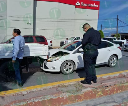 policiaca: Un accidente de tránsito ocurrido en la Zona Centro de Monclova dejó el frente de un vehículo completamente destrozado