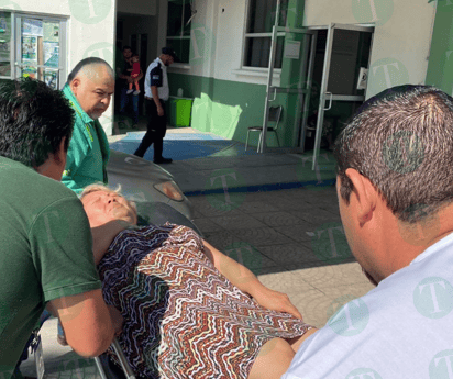 policiaca: La dama tuvo que ser trasladada en su propio auto al hospital a falta de ambulancia.